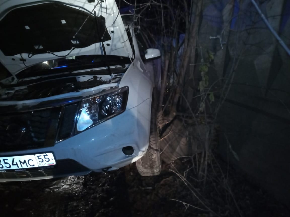 В Омске пенсионер на иномарке погиб, врезавшись в забор #Новости #Общество #Омск