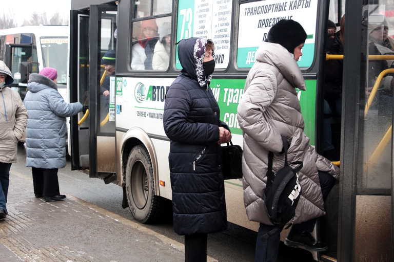 Бессильны перед зайцами: почему в частных автобусах Омска нет валидаторов? #Омск #Общество #Сегодня