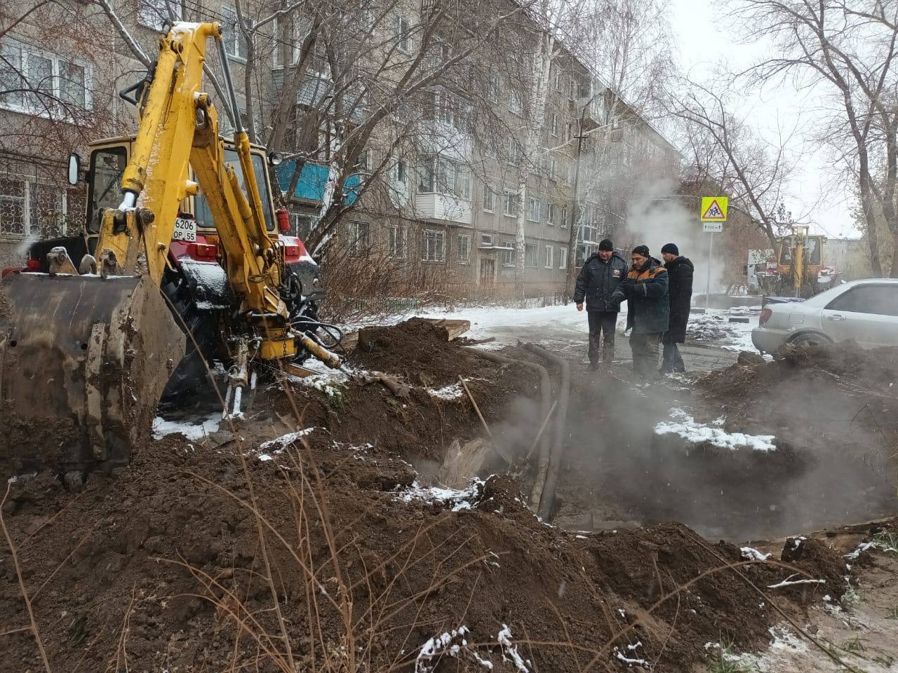 В Омске устраняют повреждение теплосети в Чкаловском поселке #Омск #Общество #Сегодня