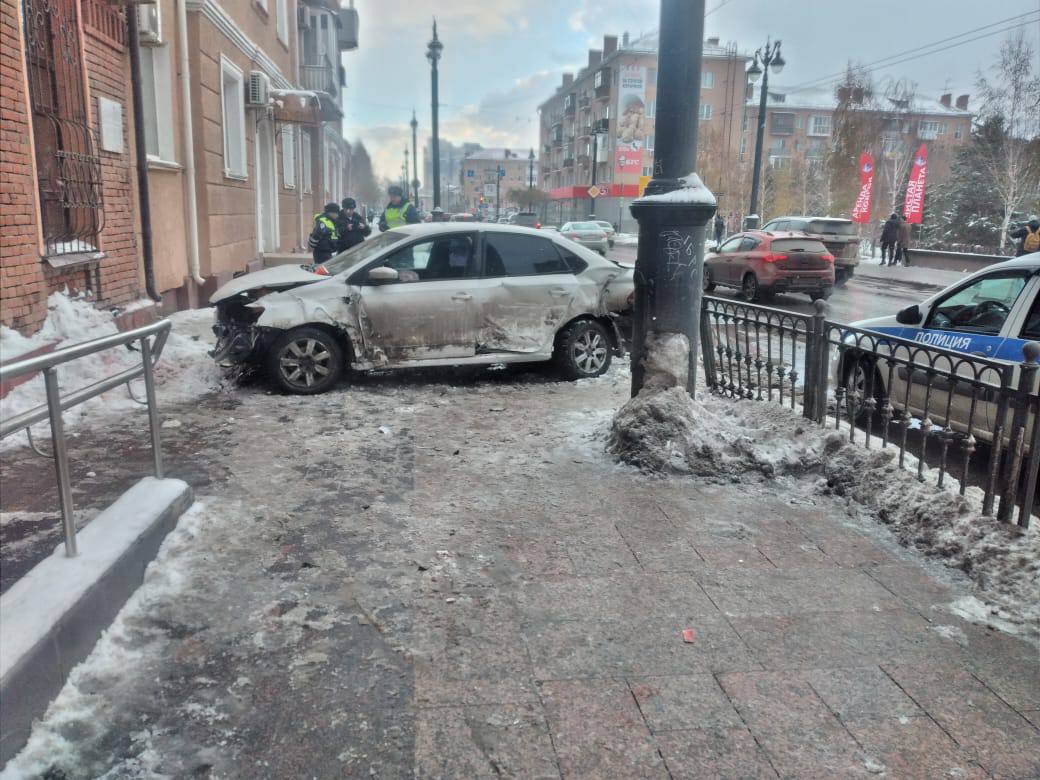 В центре Омска иномарка вылетела на тротуар и сбила двух пешеходов #Омск #Общество #Сегодня