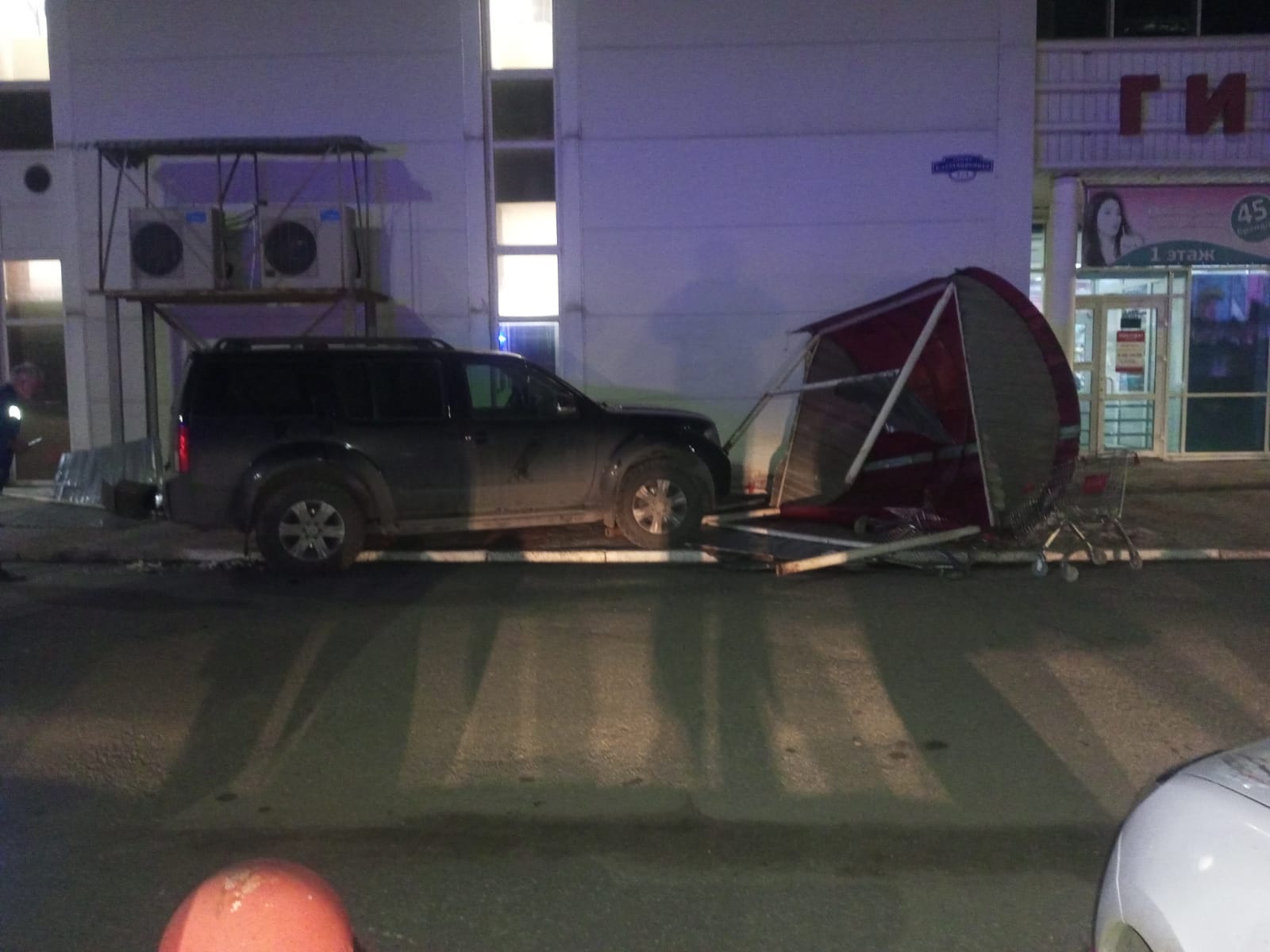 Молодая омичка на иномарке снесла павильон и пешеходов на парковке у ТЦ #Омск #Общество #Сегодня