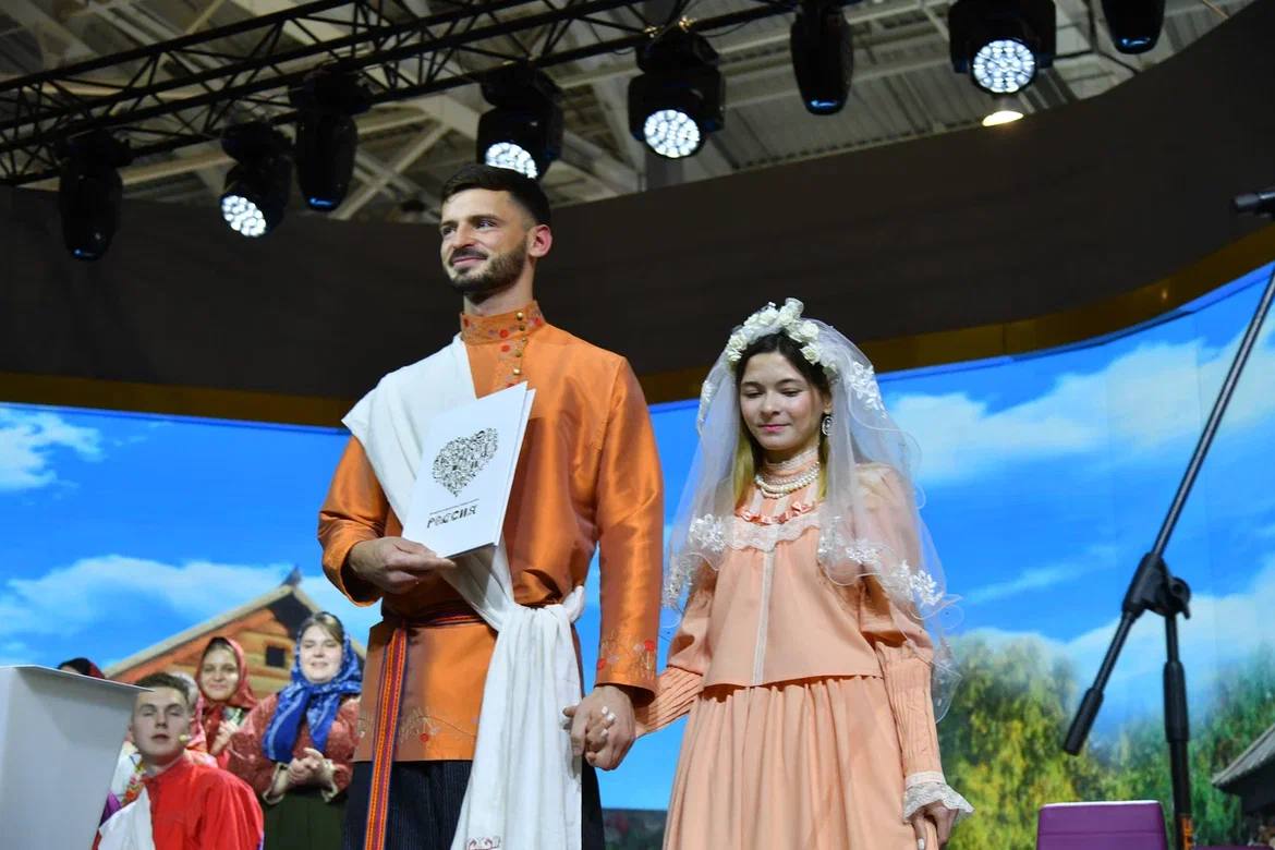 Двое омичей поженились прямо на ВДНХ #Новости #Общество #Омск
