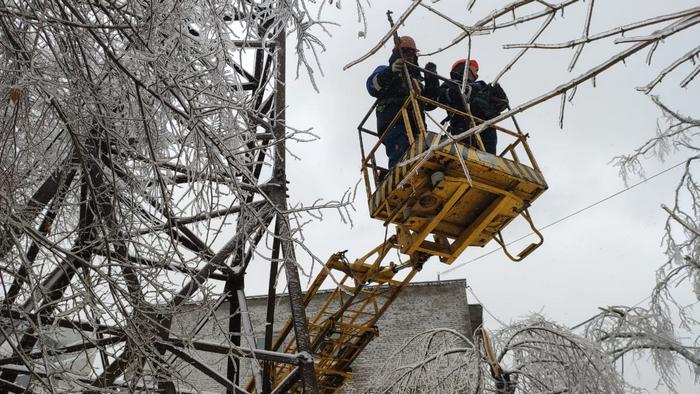 Бригады «Омскэлектро» в круглосуточном режиме устраняют последствия непогоды #Новости #Общество #Омск