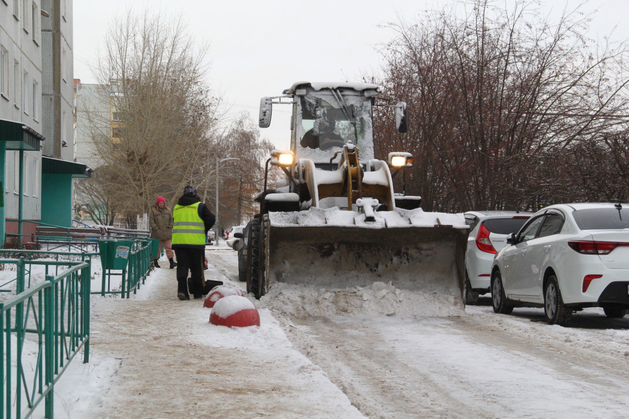 Снег во дворах омского Левобережья убирают 320 дворников #Новости #Общество #Омск Снег во дворах омского Левобережья убирают 320 дворников #Новости #Общество #Омск