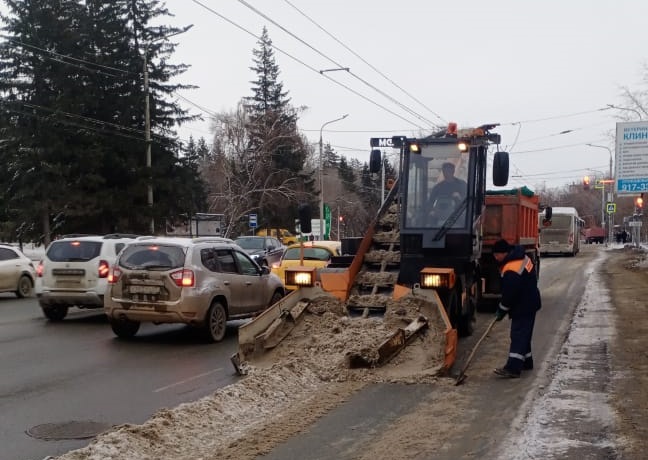 Омские дорожники убирают наледь с тротуаров, дорог и мостов #Омск #Общество #Сегодня Омские дорожники убирают наледь с тротуаров, дорог и мостов #Омск #Общество #Сегодня