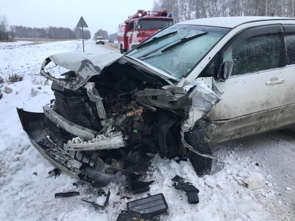 В лобовом столкновении на омской трассе пострадали 4 человека #Омск #Общество #Сегодня