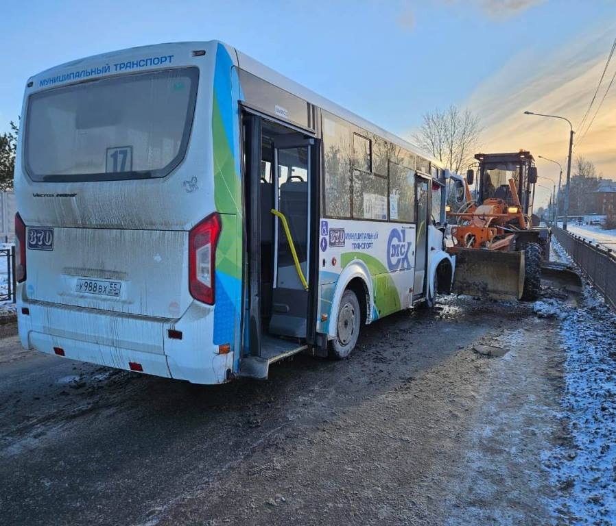 Из-за аварии с автобусом в Омске Следственный комитет проведет проверку #Омск #Общество #Сегодня