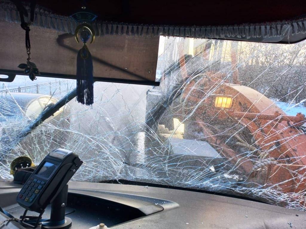 Шесть человек пострадали в столкновении автобуса и трактора в Омске #Омск #Общество #Сегодня
