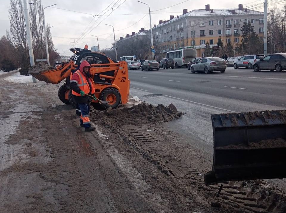 Дорожные службы Омска продолжают бороться с гололедом #Омск #Общество #Сегодня