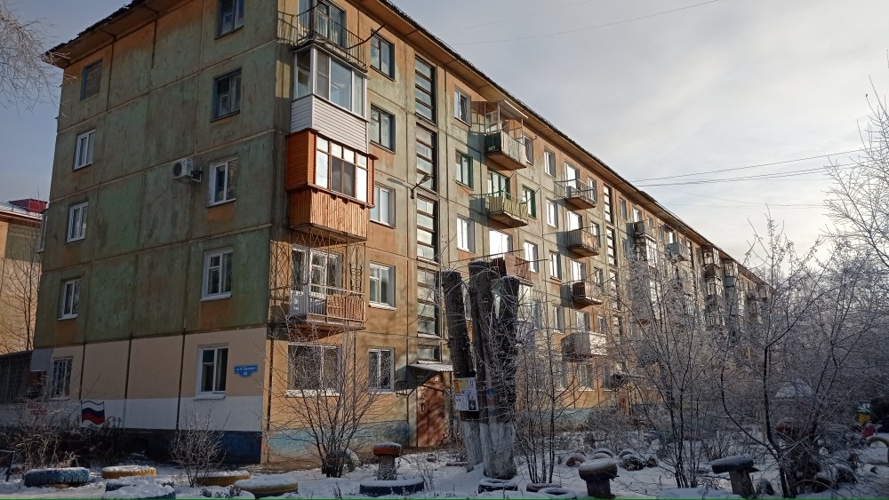 Следком может завести дело из-за обрушения части балкона омской пятиэтажки #Омск #Общество #Сегодня