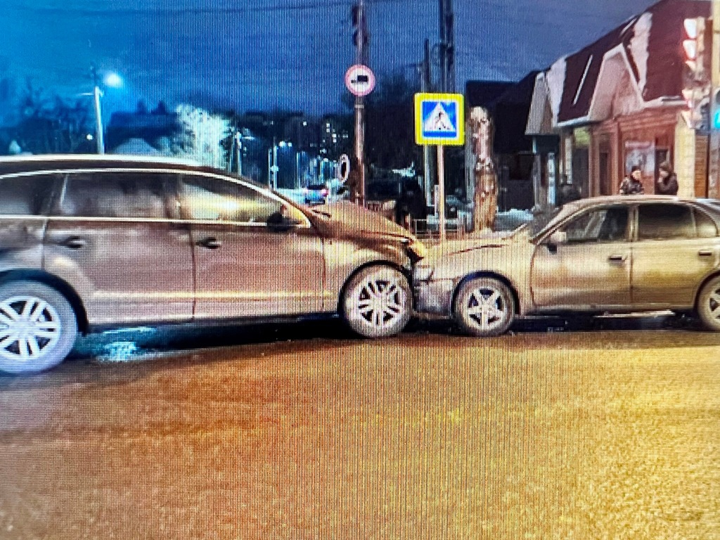 В Омске водитель ВАЗа вылетел на «красный», протаранил два авто и убежал #Новости #Общество #Омск