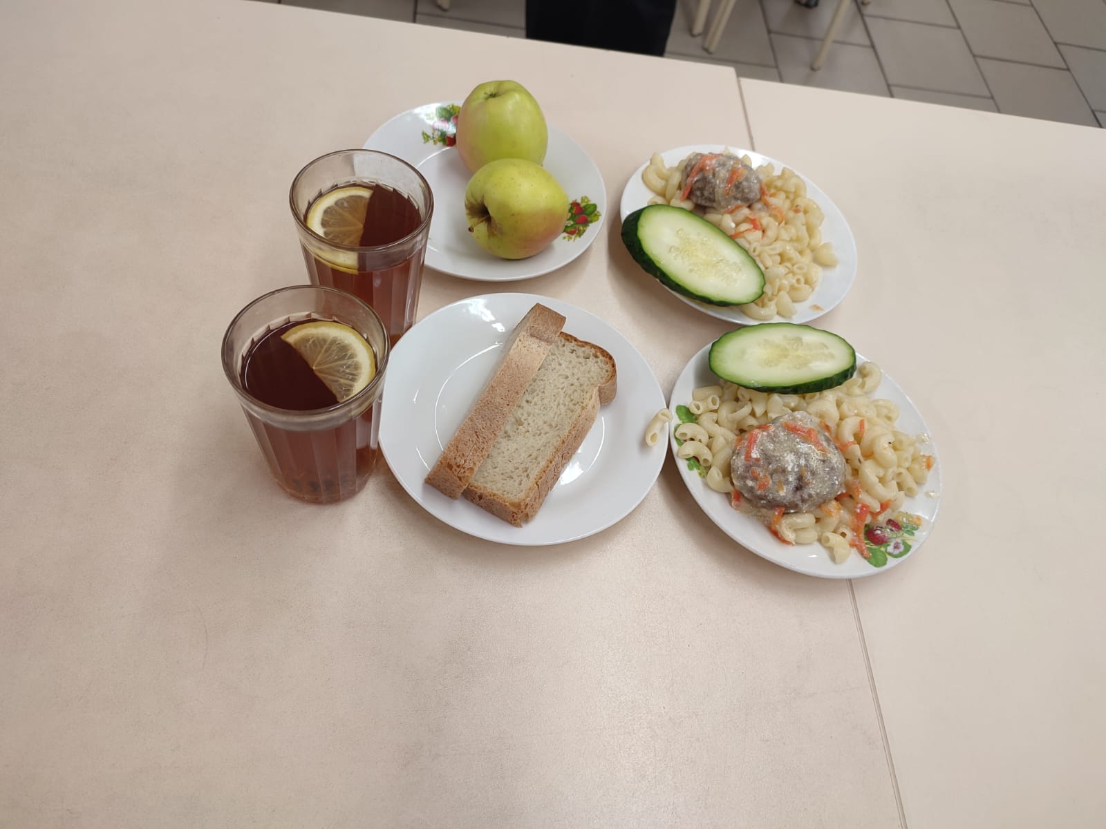 В школьных столовых Омска урезают порции и не дезинфицируют посуду #Новости #Общество #Омск