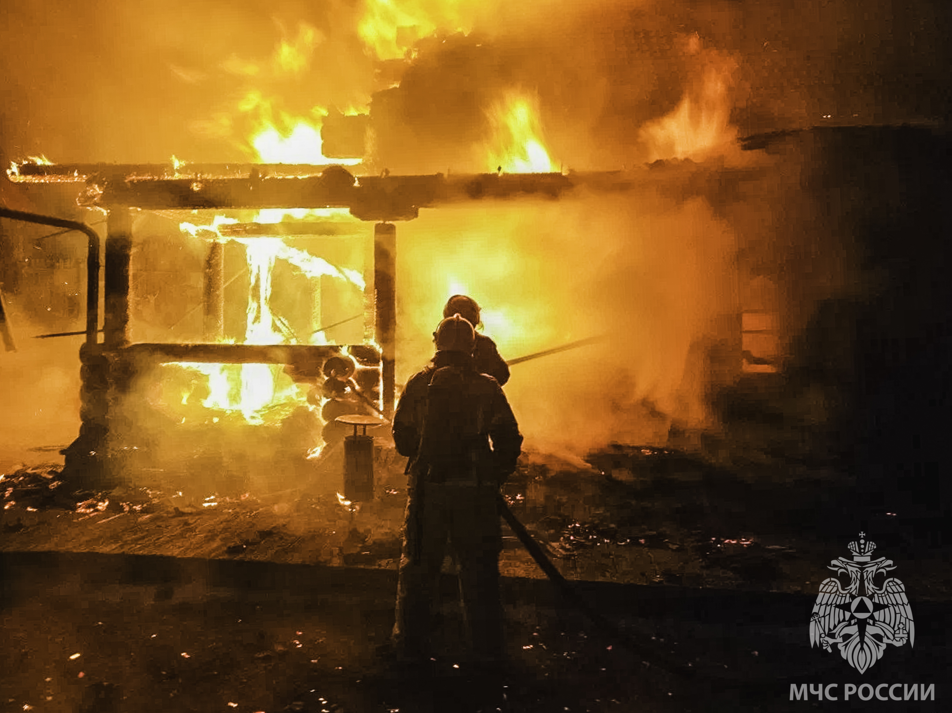 Сотрудники ДПС спасли омича из горящего дома #Омск #Общество #Сегодня
