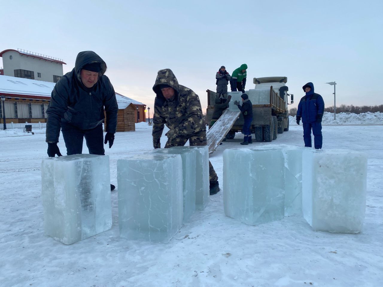 В «Омской крепости» начали строить ледовый городок #Омск #Общество #Сегодня
