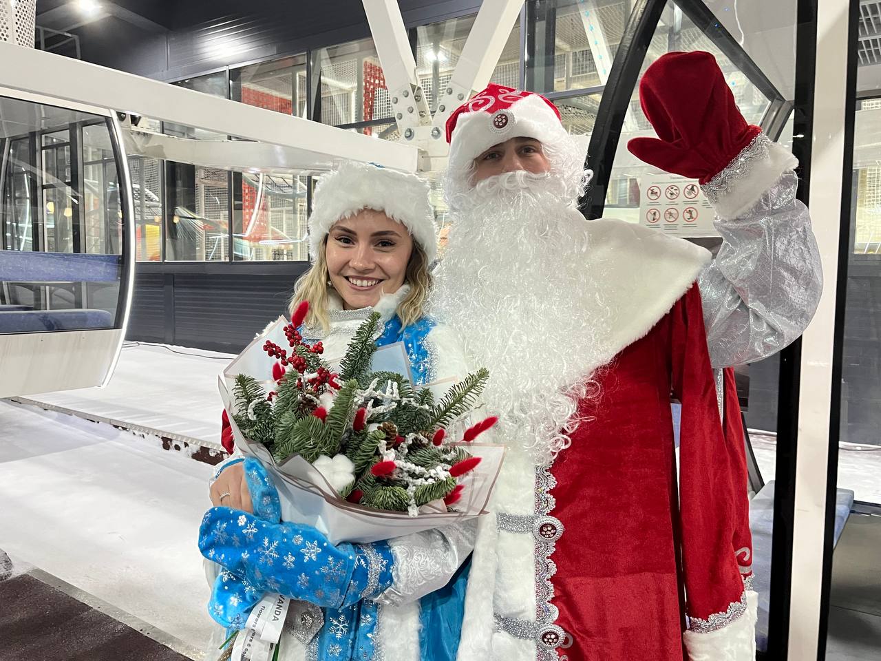 Омичи поженились в костюмах Деда Мороза и Снегурочки на колесе обозрения #Новости #Общество #Омск