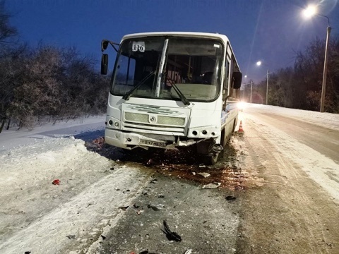 На выезде из Омска легковушка влетела в автобус с пассажирами #Омск #Общество #Сегодня