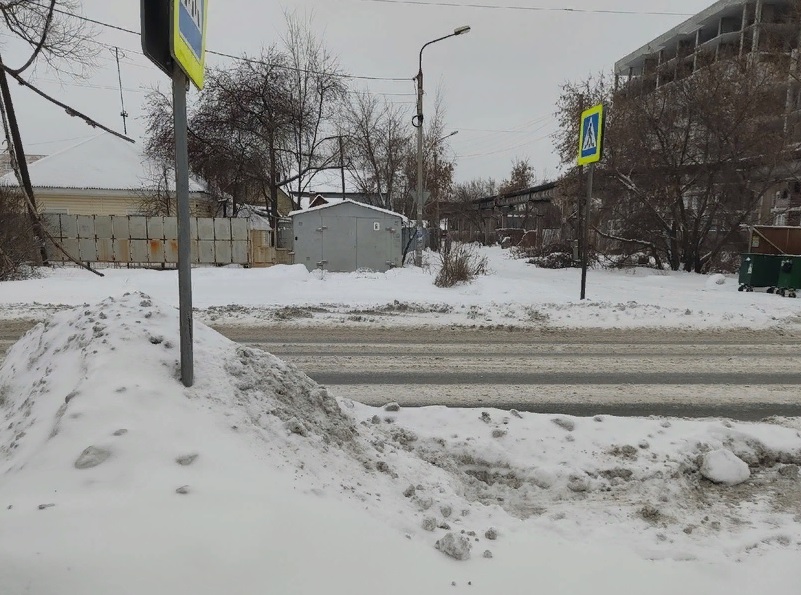 В Омске пешеходный переход завалили снегом #Новости #Общество #Омск
