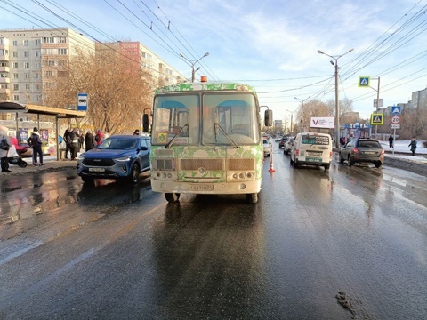 В Омске автобус насмерть сбил женщину, переходившую дорогу по «зебре» #Омск #Общество #Сегодня