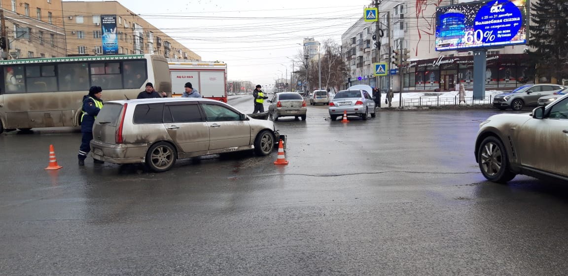 В ДТП в центре Омска пострадала 13-летняя школьница #Новости #Общество #Омск
