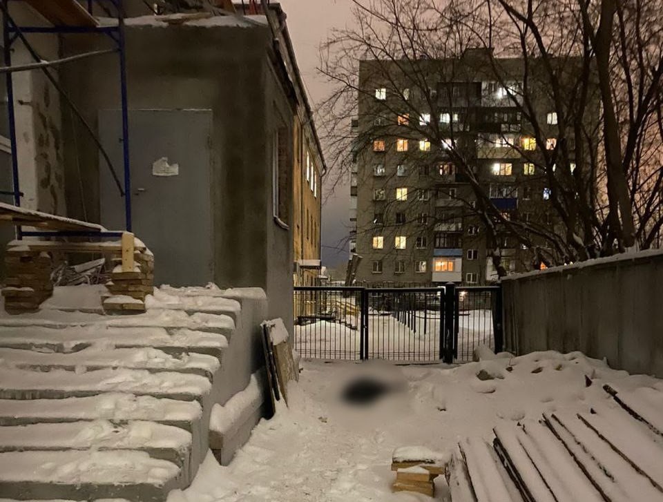 В Омске упал с крыши и разбился насмерть пожилой рабочий #Омск #Общество #Сегодня